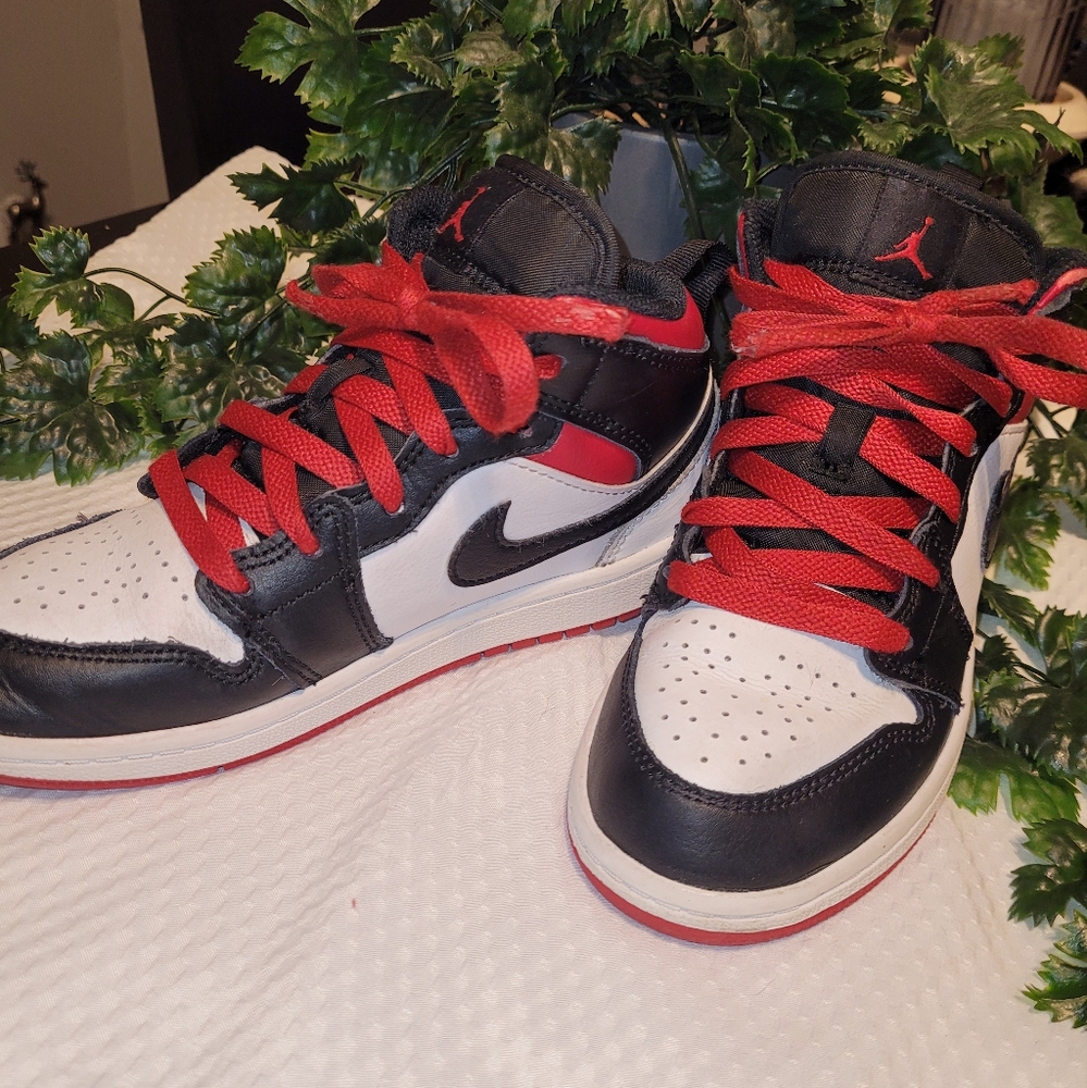 Nike Air jordan shoes for kids. - Picture 5 of 11